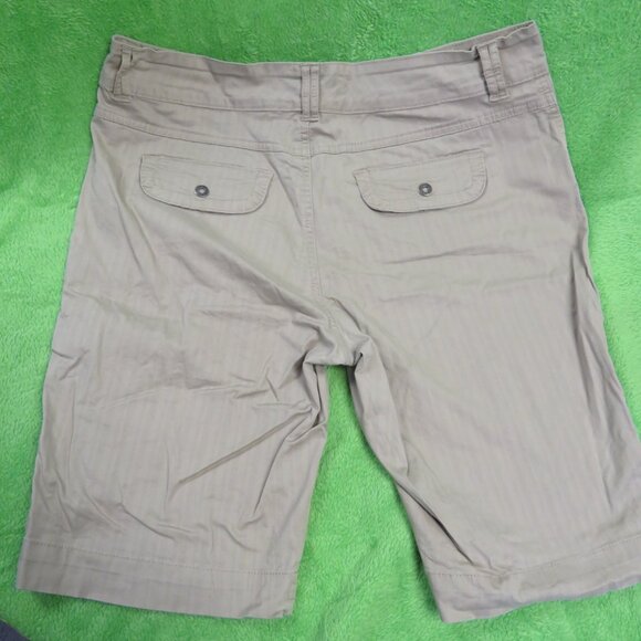 Gloria Vanderbilt Tan Shorts - size 16P - Picture 2 of 3